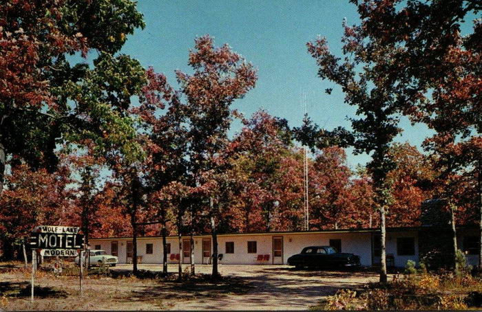 Day Star Motel at Wolf Lake (Wolf Lake Motel) - Old Postcard Photo